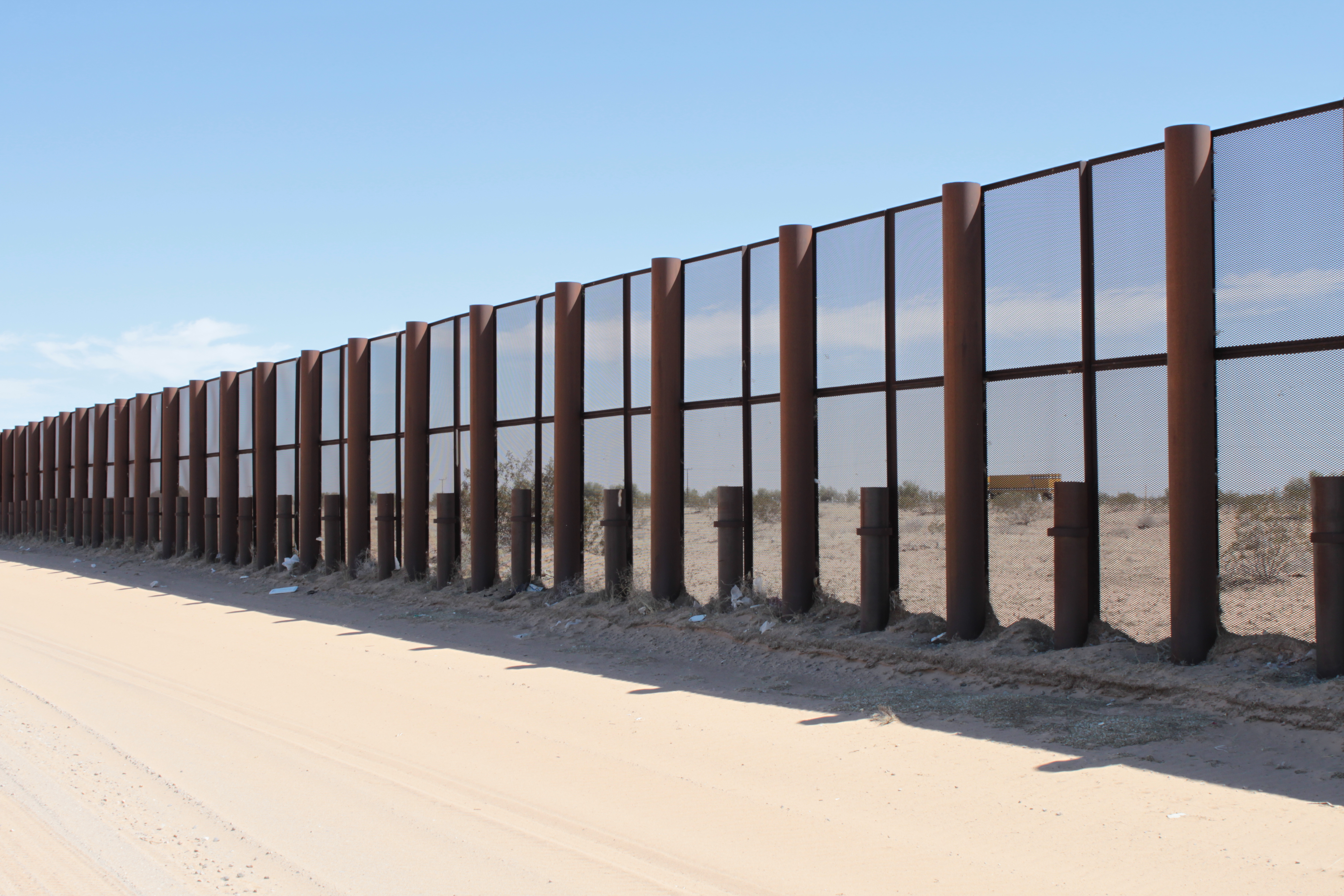 2025-05_vehicle-barrier-fencing-screen-along-1440272990.jpg