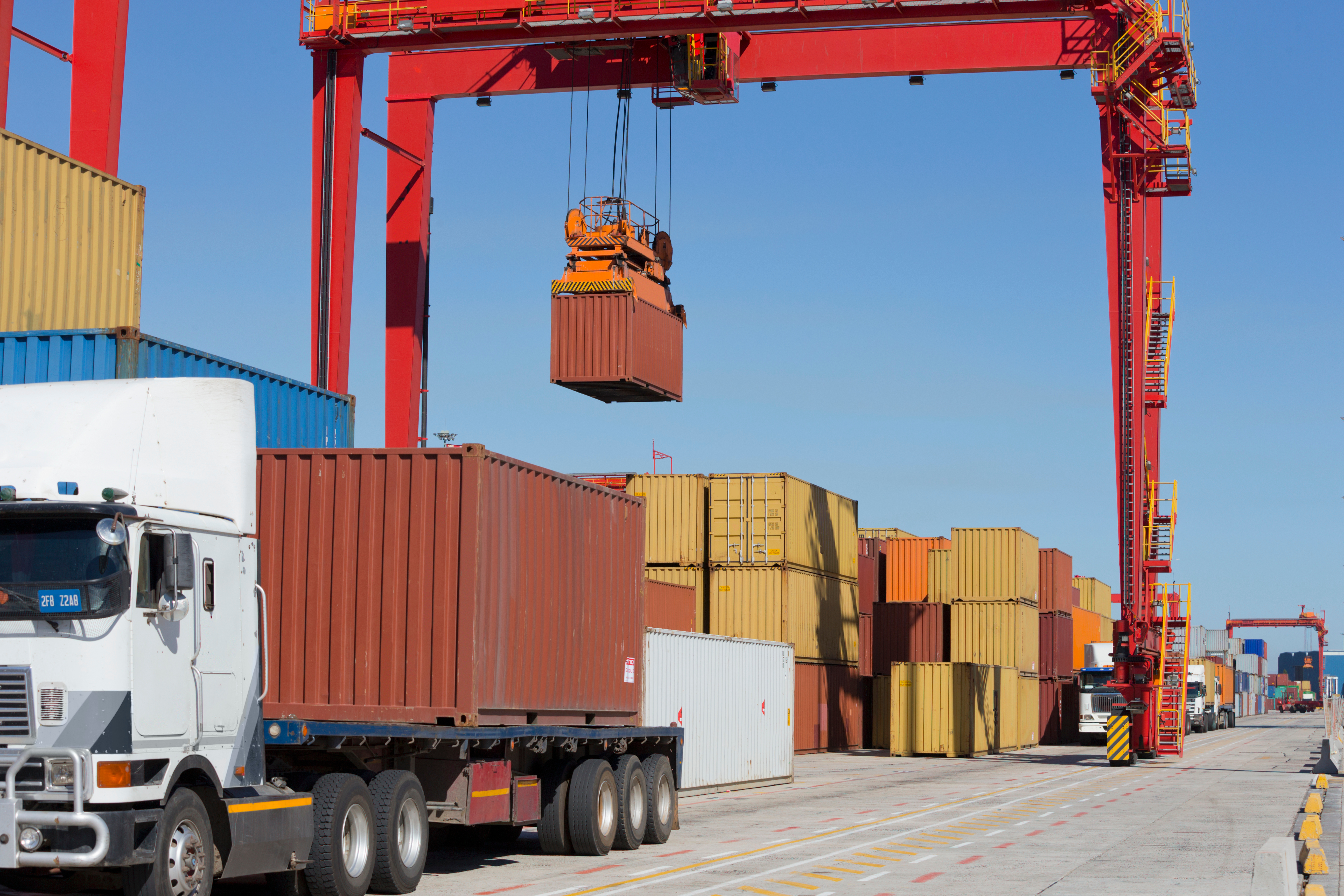 2025-06_container-truck-carrying-cargos-other-1845922300.jpg